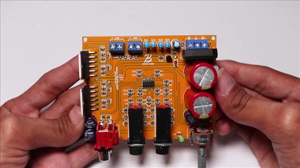 Stereo active amplifier flat_Moment2.jpg